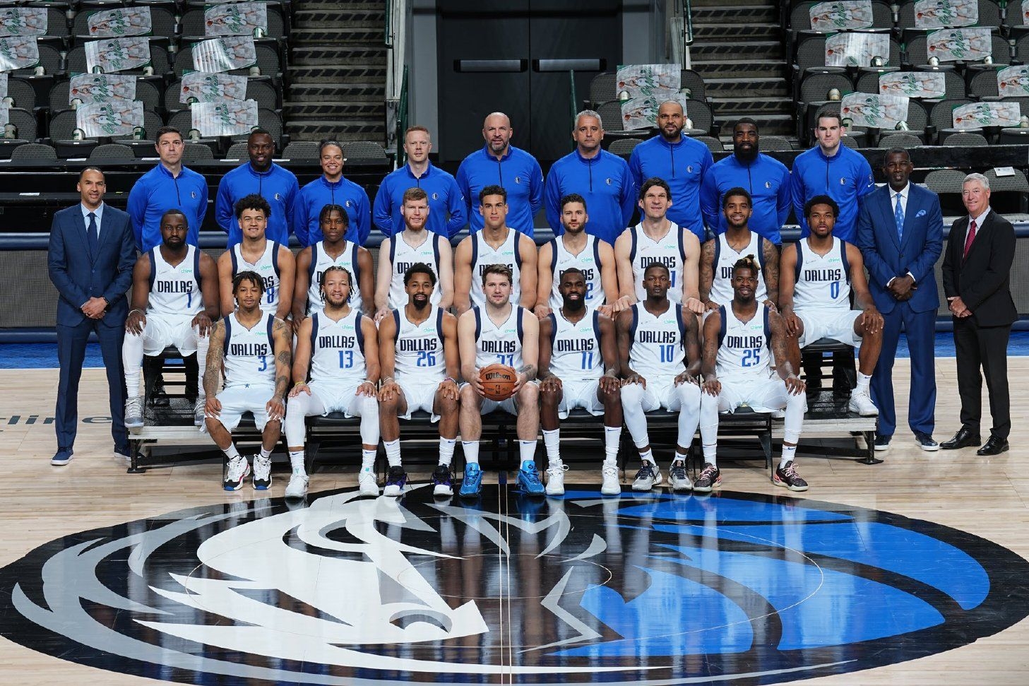 上海队轻取天津队，东契奇点燃赛场