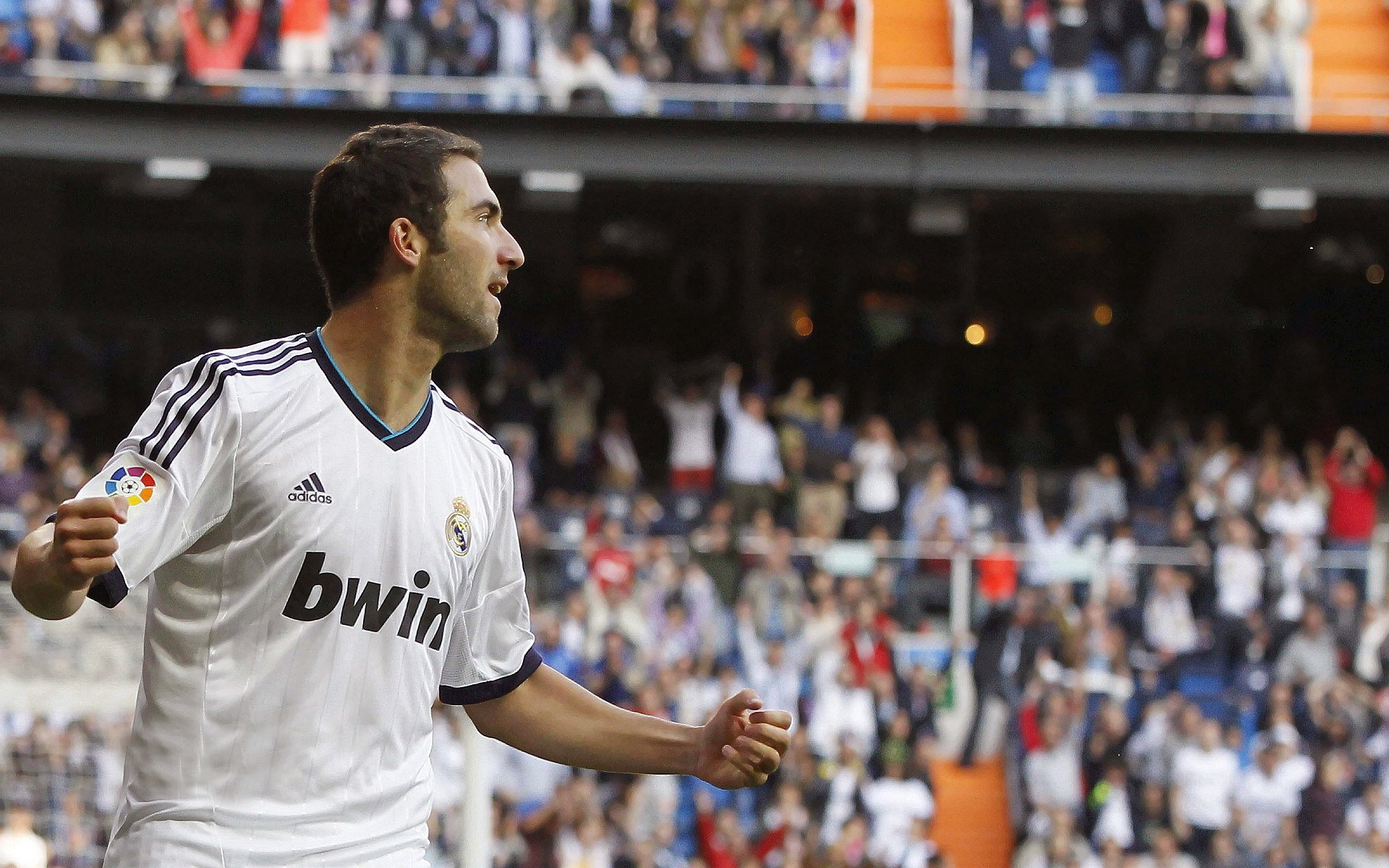 舞台越大越强！霍勒迪闪耀全场，老鹰正面击溃新疆队