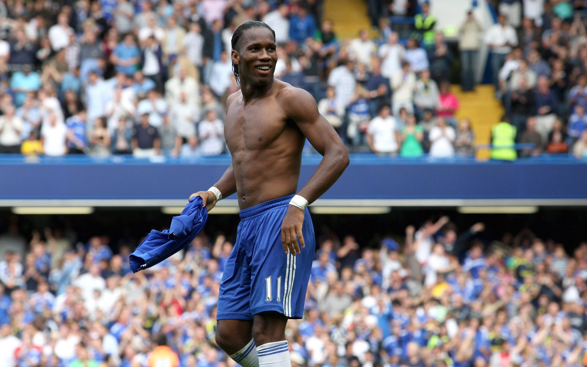 当枫叶遇见黑星，卢卡库的惊艳一射，如何定义了足球的唯一时刻