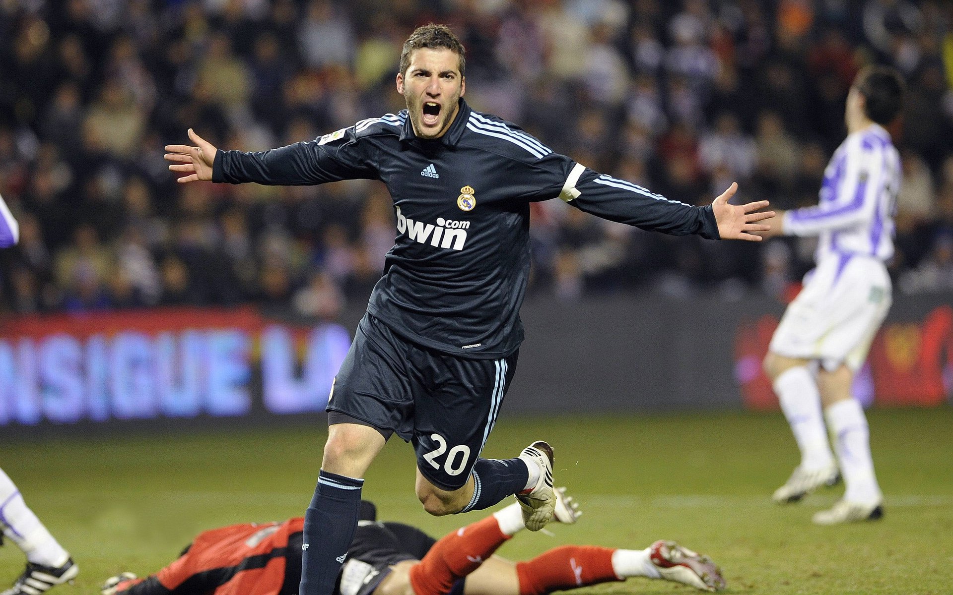 亚洲铁卫闪耀世界杯舞台，富安健洋关键时刻挺身而出，洪都拉斯对阵厄瓜多尔战局逆转