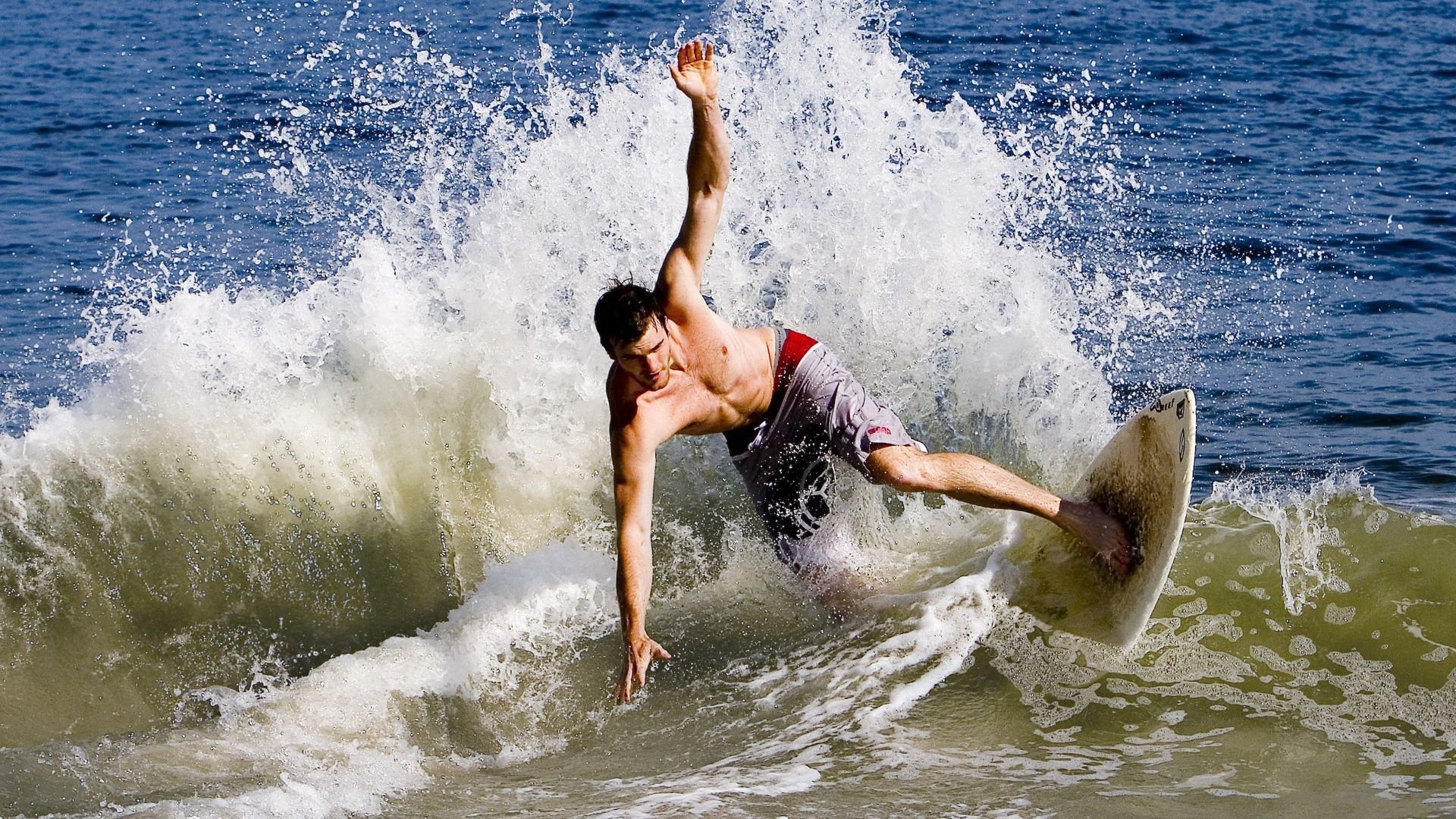 跨界征服，塞维利亚的足球艺术如何碾压伊拉克，劳塔罗在F1街道赛的接管哲学